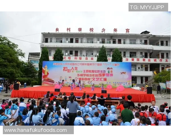 《与足球巨星并肩而立:一个普通女孩的梦想之旅》